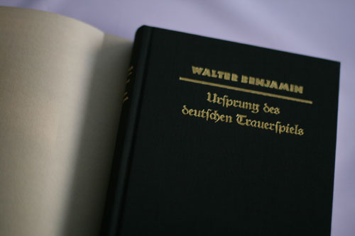 Walter Benjamin, Ursprung des deutschen Trauerspiels. Faksimilenachdruck. Nachwort von Roland Reuß / Umschlag: Schwarzes Leinen mit Goldprägung
